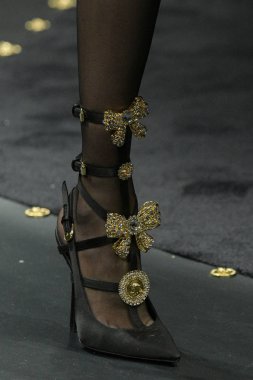 Milan, İtalya - 22 Şubat: Manken Versace dizide Milan moda hafta sonbahar/kış 2019/20, 22 Şubat 2019, Milano, İtalya pist yürür. 