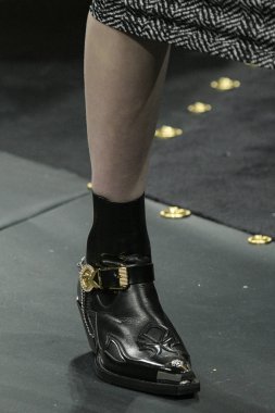 Milan, İtalya - 22 Şubat: Manken Versace dizide Milan moda hafta sonbahar/kış 2019/20, 22 Şubat 2019, Milano, İtalya pist yürür. 