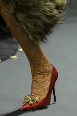 Milan, İtalya - 22 Şubat: Manken Versace dizide Milan moda hafta sonbahar/kış 2019/20, 22 Şubat 2019, Milano, İtalya pist yürür. 