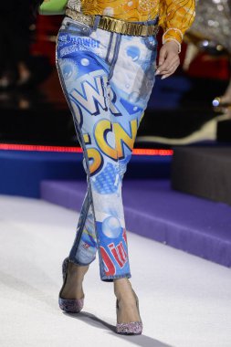 Milan, İtalya - 21 Şubat: Manken Moschino göstermek, Milan moda hafta sonbahar/kış 2019/20 üzerinde 21 Şubat 2019, Milano, İtalya pist yürür.