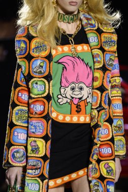Milan, İtalya - 21 Şubat: Manken Moschino göstermek, Milan moda hafta sonbahar/kış 2019/20 üzerinde 21 Şubat 2019, Milano, İtalya pist yürür.