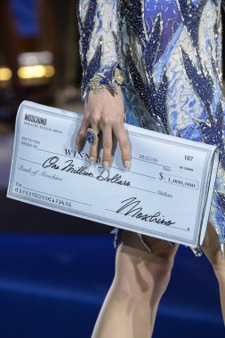 Milan, İtalya - 21 Şubat: Manken Moschino göstermek, Milan moda hafta sonbahar/kış 2019/20 üzerinde 21 Şubat 2019, Milano, İtalya pist yürür.