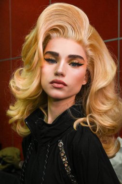 Milan, İtalya - 21 Şubat: bir model sahne arkasında poz Moschino göstermeden önce Milan moda hafta sonbahar/kış 2019/20 üzerinde 21 Şubat 2019, Milano, İtalya.