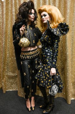 Milan, İtalya - 21 Şubat: Moschino önce sahne arkasında poz modelleri Milan moda hafta sonbahar/kış 2019/20, 21 Şubat 2019 Milan, İtalya'da göster.