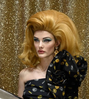 Milan, İtalya - 21 Şubat: bir model sahne arkasında poz Moschino göstermeden önce Milan moda hafta sonbahar/kış 2019/20 üzerinde 21 Şubat 2019, Milano, İtalya.