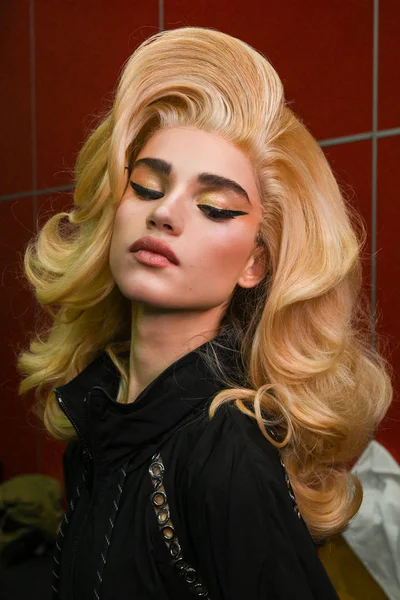 Milan Talya Şubat Bir Model Sahne Arkasında Poz Moschino Göstermeden — Stok fotoğraf