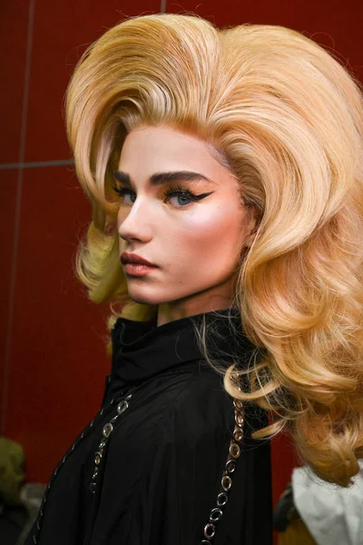 Mailand Italien Februar Ein Model Posiert Backstage Vor Der Moschino — Stockfoto