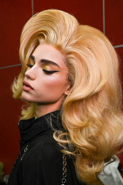 Milan Italy February Model Posing Backstage Moschino Show Milan Fashion — Stock Photo, Image