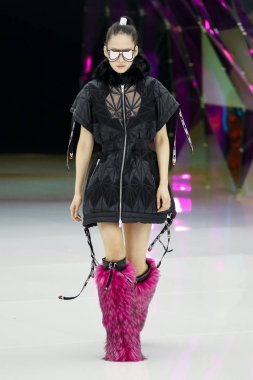 Milan, İtalya - 20 Şubat: Manken Byblos dizide Milan moda hafta sonbahar/kış 2019/20, 20 Şubat 2019, Milano, İtalya pist yürür. 