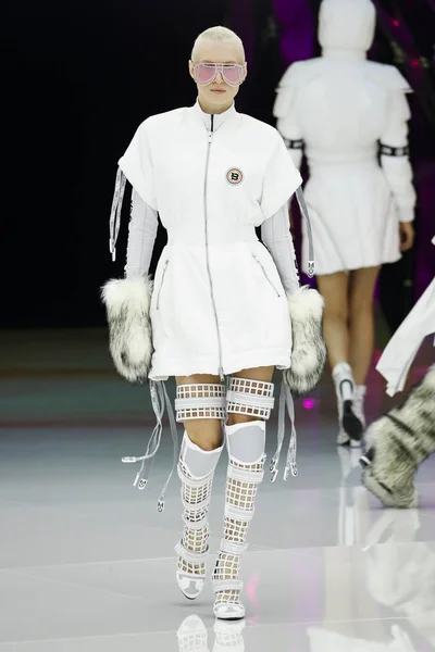 意大利米兰 2月20日 2019年2月20日 在意大利米兰举行的2019 20年米兰时装周Byblos时装秀上 一名模特走在跑道上 — 图库照片