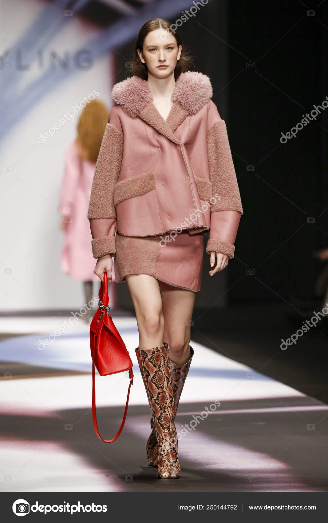 Models Fall Cloth Fashion Show Fall Coats 2019 Runway Fall Fashion