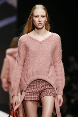 Milan, İtalya - 20 Şubat: Manken Maryling dizide Milan moda hafta sonbahar/kış 2019/20, 20 Şubat 2019, Milano, İtalya pist yürür. 