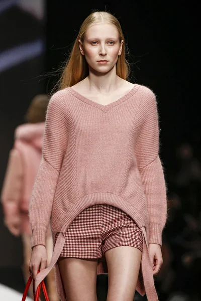 Milan, İtalya - 20 Şubat: Manken Maryling dizide Milan moda hafta sonbahar/kış 2019/20, 20 Şubat 2019, Milano, İtalya pist yürür. 