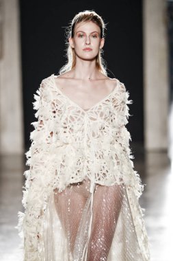 Milan, İtalya - 20 Şubat: Manken Alberto Zambelli dizide Milan moda hafta sonbahar/kış 2019/20, 20 Şubat 2019, Milano, İtalya pist yürür.