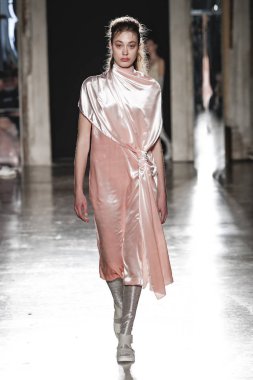 Milan, İtalya - 20 Şubat: Manken Alberto Zambelli dizide Milan moda hafta sonbahar/kış 2019/20, 20 Şubat 2019, Milano, İtalya pist yürür.