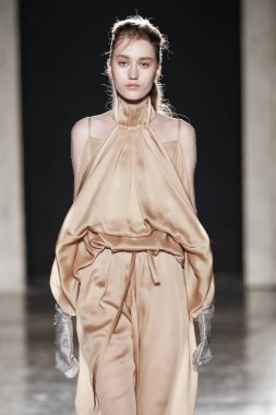 Milan, İtalya - 20 Şubat: Manken Alberto Zambelli dizide Milan moda hafta sonbahar/kış 2019/20, 20 Şubat 2019, Milano, İtalya pist yürür.