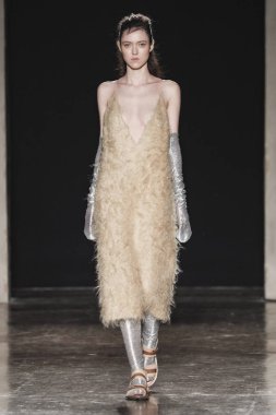 Milan, İtalya - 20 Şubat: Manken Alberto Zambelli dizide Milan moda hafta sonbahar/kış 2019/20, 20 Şubat 2019, Milano, İtalya pist yürür.