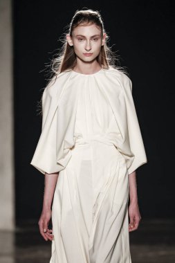 Milan, İtalya - 20 Şubat: Manken Alberto Zambelli dizide Milan moda hafta sonbahar/kış 2019/20, 20 Şubat 2019, Milano, İtalya pist yürür.