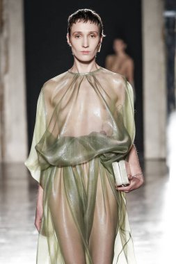 Milan, İtalya - 20 Şubat: Manken Alberto Zambelli dizide Milan moda hafta sonbahar/kış 2019/20, 20 Şubat 2019, Milano, İtalya pist yürür.