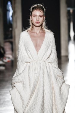 Milan, İtalya - 20 Şubat: Manken Alberto Zambelli dizide Milan moda hafta sonbahar/kış 2019/20, 20 Şubat 2019, Milano, İtalya pist yürür.