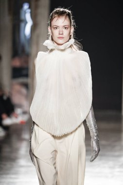 Milan, İtalya - 20 Şubat: Manken Alberto Zambelli dizide Milan moda hafta sonbahar/kış 2019/20, 20 Şubat 2019, Milano, İtalya pist yürür.