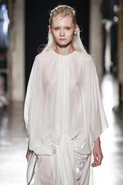 Milan, İtalya - 20 Şubat: Manken Alberto Zambelli dizide Milan moda hafta sonbahar/kış 2019/20, 20 Şubat 2019, Milano, İtalya pist yürür.