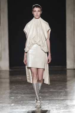 Milan, İtalya - 20 Şubat: Manken Alberto Zambelli dizide Milan moda hafta sonbahar/kış 2019/20, 20 Şubat 2019, Milano, İtalya pist yürür.