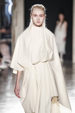 Milan, İtalya - 20 Şubat: Manken Alberto Zambelli dizide Milan moda hafta sonbahar/kış 2019/20, 20 Şubat 2019, Milano, İtalya pist yürür.