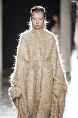 Milan, İtalya - 20 Şubat: Manken Alberto Zambelli dizide Milan moda hafta sonbahar/kış 2019/20, 20 Şubat 2019, Milano, İtalya pist yürür.