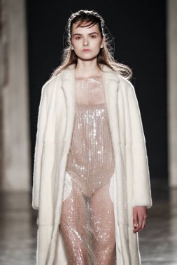 Milan, İtalya - 20 Şubat: Manken Alberto Zambelli dizide Milan moda hafta sonbahar/kış 2019/20, 20 Şubat 2019, Milano, İtalya pist yürür.