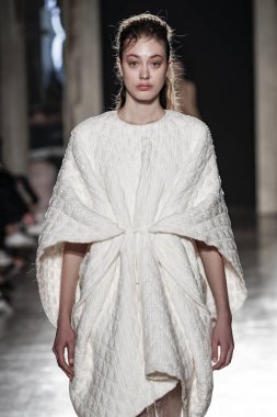 Milan, İtalya - 20 Şubat: Manken Alberto Zambelli dizide Milan moda hafta sonbahar/kış 2019/20, 20 Şubat 2019, Milano, İtalya pist yürür.