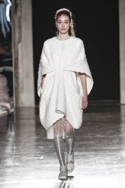 Milan, İtalya - 20 Şubat: Manken Alberto Zambelli dizide Milan moda hafta sonbahar/kış 2019/20, 20 Şubat 2019, Milano, İtalya pist yürür.