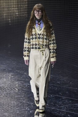 Milan, İtalya - 20 Şubat: Manken Gucci dizide Milan moda hafta sonbahar/kış 2019/20, 20 Şubat 2019, Milano, İtalya pist yürür. 