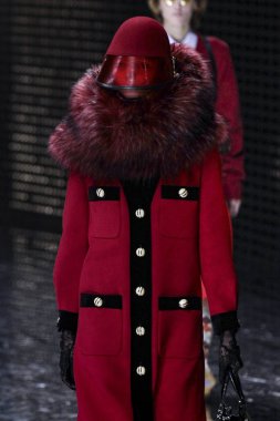 Milan, İtalya - 20 Şubat: Manken Gucci dizide Milan moda hafta sonbahar/kış 2019/20, 20 Şubat 2019, Milano, İtalya pist yürür. 