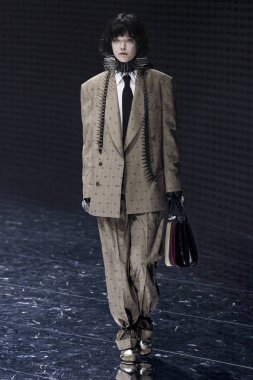 Milan, İtalya - 20 Şubat: Manken Gucci dizide Milan moda hafta sonbahar/kış 2019/20, 20 Şubat 2019, Milano, İtalya pist yürür. 