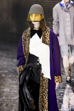 Milan, İtalya - 20 Şubat: Manken Gucci dizide Milan moda hafta sonbahar/kış 2019/20, 20 Şubat 2019, Milano, İtalya pist yürür. 
