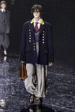 Milan, İtalya - 20 Şubat: Manken Gucci dizide Milan moda hafta sonbahar/kış 2019/20, 20 Şubat 2019, Milano, İtalya pist yürür. 