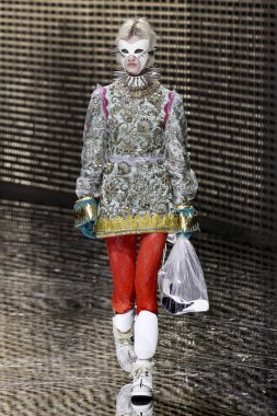 Milan, İtalya - 20 Şubat: Manken Gucci dizide Milan moda hafta sonbahar/kış 2019/20, 20 Şubat 2019, Milano, İtalya pist yürür. 