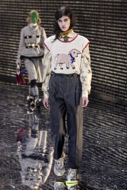 Milan, İtalya - 20 Şubat: Manken Gucci dizide Milan moda hafta sonbahar/kış 2019/20, 20 Şubat 2019, Milano, İtalya pist yürür. 