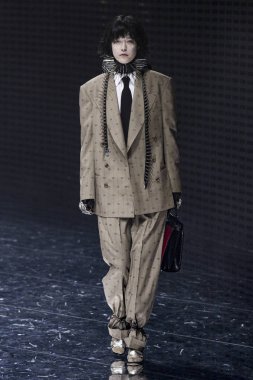 Milan, İtalya - 20 Şubat: Manken Gucci dizide Milan moda hafta sonbahar/kış 2019/20, 20 Şubat 2019, Milano, İtalya pist yürür. 