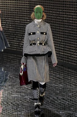 Milan, İtalya - 20 Şubat: Manken Gucci dizide Milan moda hafta sonbahar/kış 2019/20, 20 Şubat 2019, Milano, İtalya pist yürür. 