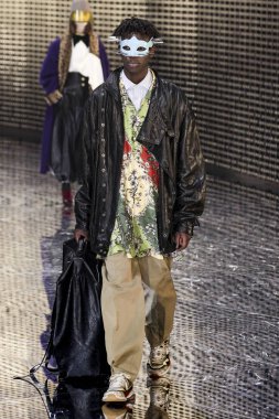 Milan, İtalya - 20 Şubat: Manken Gucci dizide Milan moda hafta sonbahar/kış 2019/20, 20 Şubat 2019, Milano, İtalya pist yürür. 