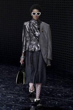 Milan, İtalya - 20 Şubat: Manken Gucci dizide Milan moda hafta sonbahar/kış 2019/20, 20 Şubat 2019, Milano, İtalya pist yürür. 