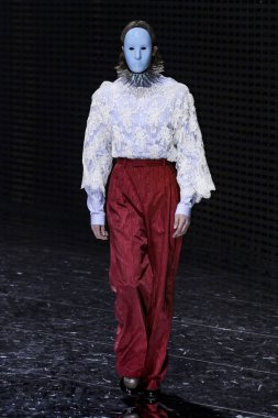 Milan, İtalya - 20 Şubat: Manken Gucci dizide Milan moda hafta sonbahar/kış 2019/20, 20 Şubat 2019, Milano, İtalya pist yürür. 