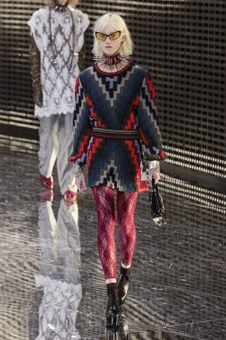 Milan, İtalya - 20 Şubat: Manken Gucci dizide Milan moda hafta sonbahar/kış 2019/20, 20 Şubat 2019, Milano, İtalya pist yürür. 