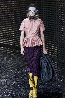 Milan, İtalya - 20 Şubat: Manken Gucci dizide Milan moda hafta sonbahar/kış 2019/20, 20 Şubat 2019, Milano, İtalya pist yürür. 