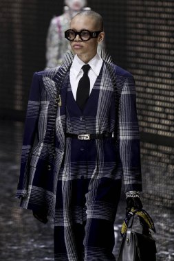 Milan, İtalya - 20 Şubat: Manken Gucci dizide Milan moda hafta sonbahar/kış 2019/20, 20 Şubat 2019, Milano, İtalya pist yürür. 