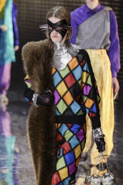 Milan, İtalya - 20 Şubat: Manken Gucci dizide Milan moda hafta sonbahar/kış 2019/20, 20 Şubat 2019, Milano, İtalya pist yürür. 