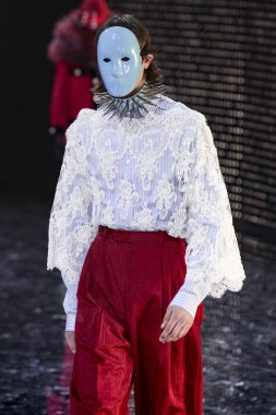 Milan, İtalya - 20 Şubat: Manken Gucci dizide Milan moda hafta sonbahar/kış 2019/20, 20 Şubat 2019, Milano, İtalya pist yürür. 