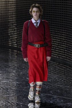 Milan, İtalya - 20 Şubat: Manken Gucci dizide Milan moda hafta sonbahar/kış 2019/20, 20 Şubat 2019, Milano, İtalya pist yürür. 